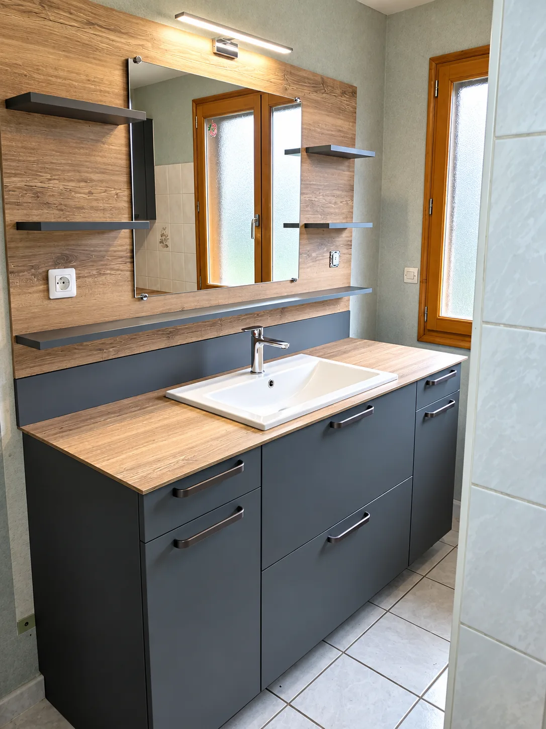 Salle de bains avec meuble simple vasque et rangements intégrés